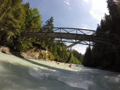 Tiens un bar sur l'eau!